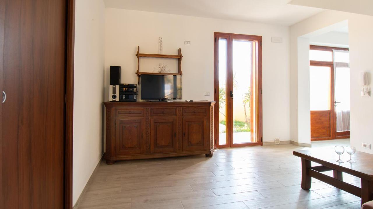 Yellow House-Villetta Con Giardino Oristano Exterior photo